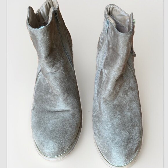 (11) CHARLES ALBERT Beige-Gray Vegan Suede Ankle Boots Zipper Closure & Accents - Picture 6 of 10